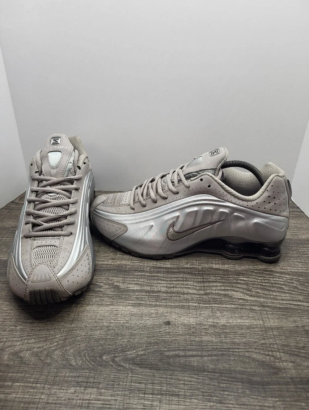 Nike Shox R4 Cave Stone Neutral Gray Men's Size 9.5 Running Shoes Sneakers